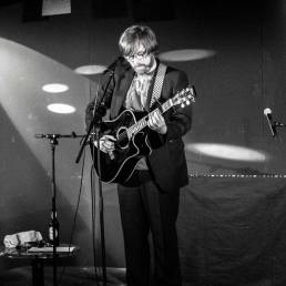 Musikmaschine-Mainz-Wiesbaden-Frankfurt-Darmstadt-Hamburg-konzerte-events-markt-festival-veranstaltungen-musik-live-booking-promo-auswaertsspiel-thomas-mueller-alleine